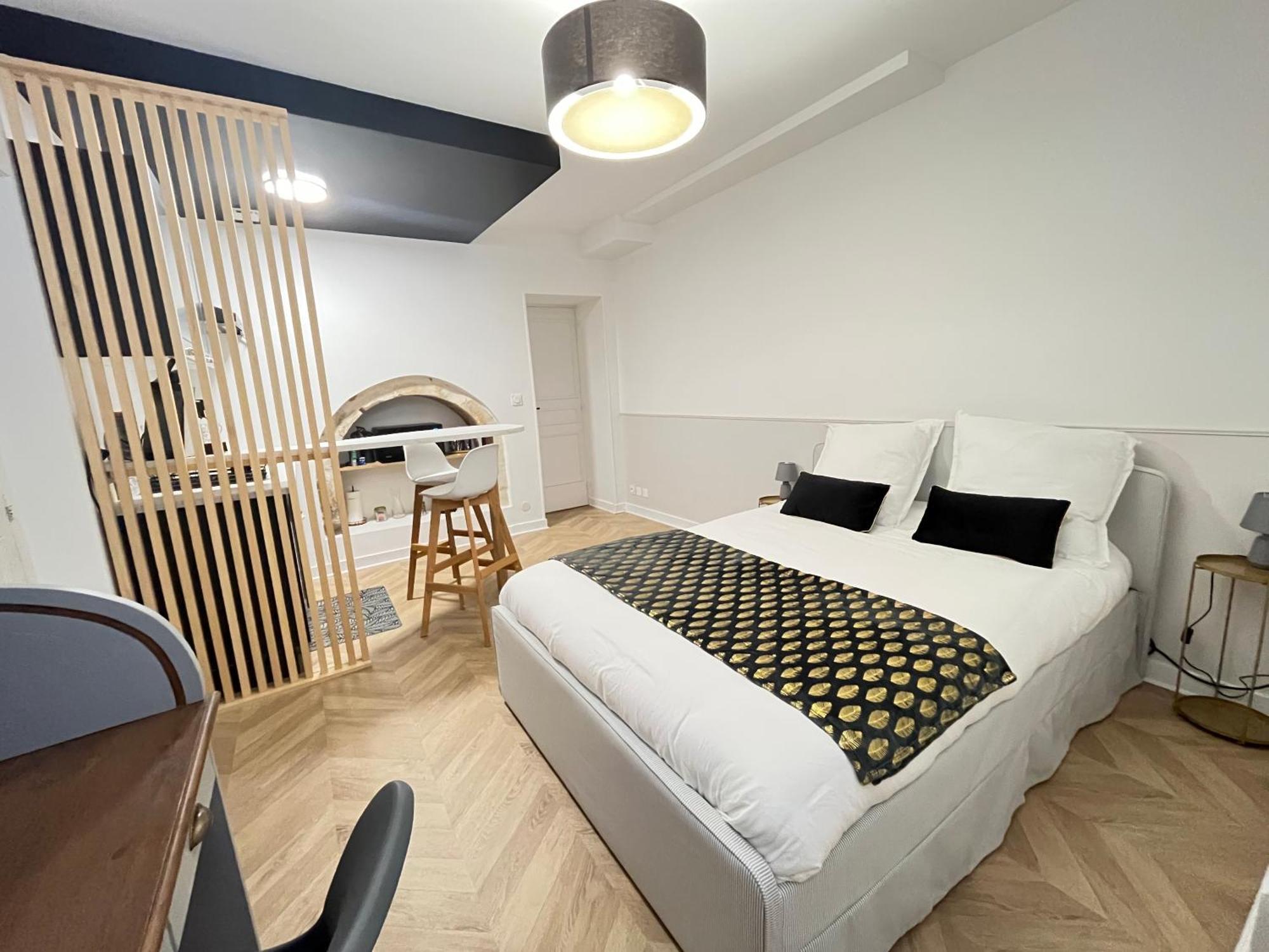 Le Studio Haslay Seraucourt En Plein Coeur De Ville De Bourges - Charme De L Ancien Et Confort Contemporain Chambre photo